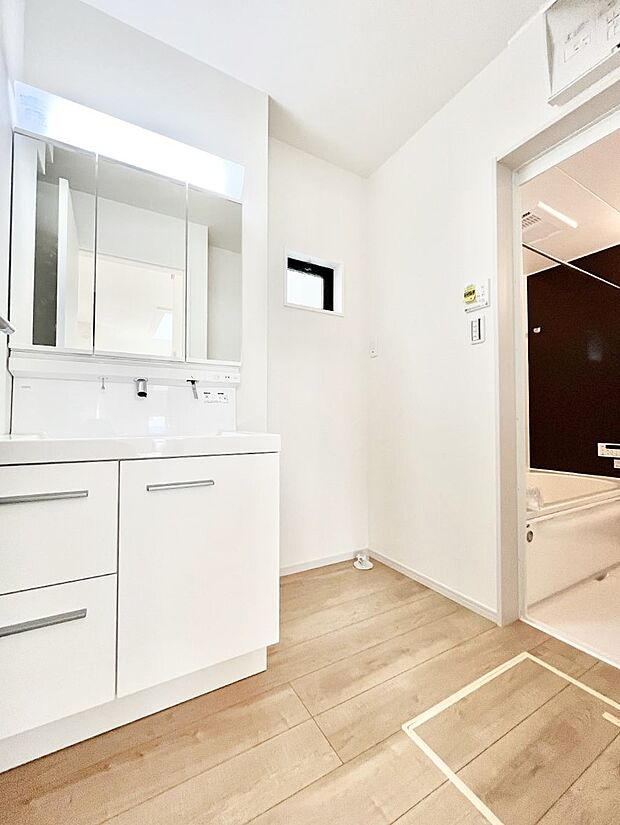 〜Dressing Room〜 暗くなりがちな洗面所も窓があると採光と換気が可能なので気持ちよくお使い頂けます。三面鏡タイプの洗面台は鏡裏収納で散らかりがちな洗面所もスッキリ♪