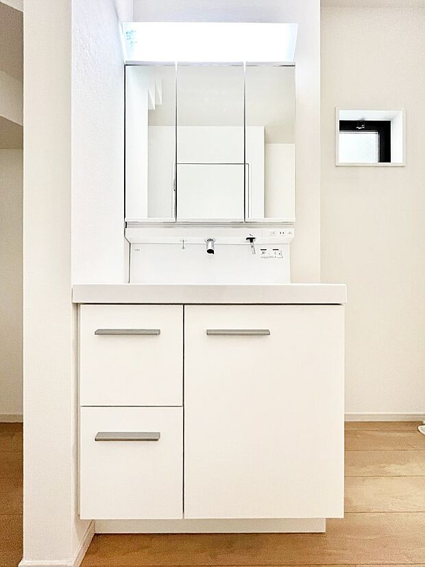 〜Dressing Room〜 十分な大きさの洗面台は収納もさる事ながら、身だしなみチェックや歯磨きなど、朝の慌ただしい時間でもホテルライクなスペースで余裕とゆとりを感じて頂けます。