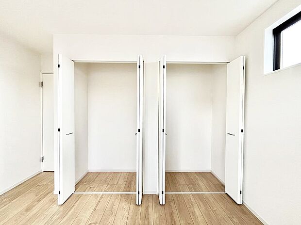 〜Closet〜 壁面クローゼットがあればタンスを置く必要がなく、出っ張りのないスッキリ空間を維持できます。限られたスペースを有効に活用できそう。季節の衣類や趣味の品などたっぷり収納出来ますね♪