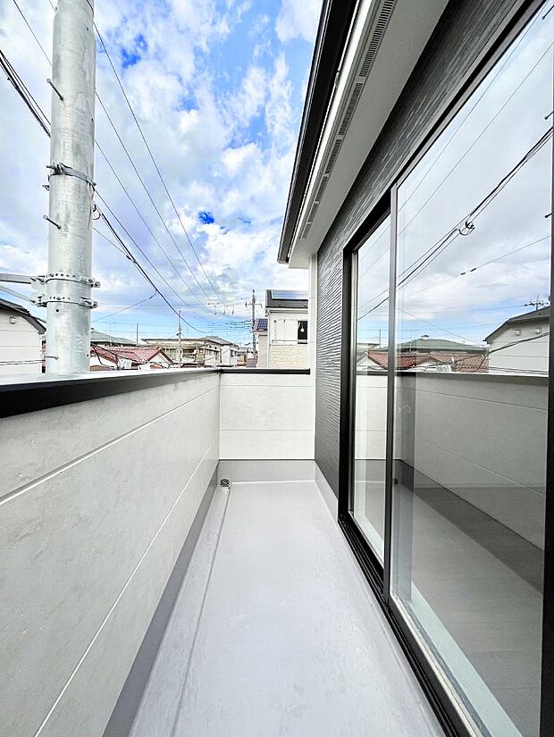 〜Balcony〜 大きな空に囲まれた気持ちのいい家。バルコニーを覗くだけで圧倒的な開放感に包まれます。バルコニーは陽がさしこみお布団や洗濯物を気持ちよく干すことができます。