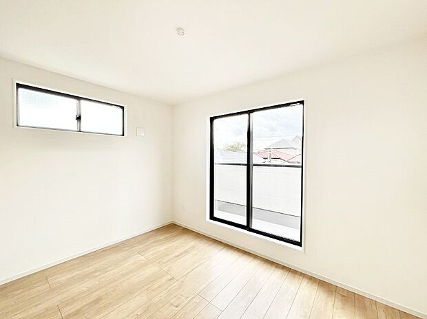 〜Bed Room〜 2面採光を確保した明るい室内は、風通しも良く、大変居心地の良い空間となっております。爽やかな風を感じて起きる朝は、快適生活の始まりに!日当たりや通風がとても良い住まい♪