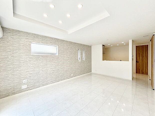 アクセントクロスがお洒落なリビング。家族でのんびりくつろげる広々スペース。