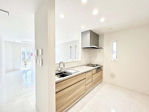 爽やかな風が通り抜けるキッチン。窓があるので明るく換気にも役立ちます。