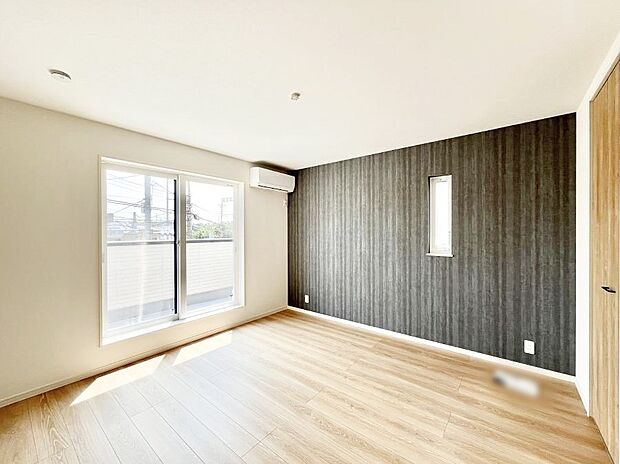 バルコニーが明るさと開放感を演出！朝スッキリと目覚められそうですね！