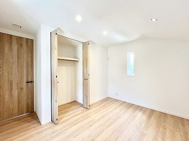 お子さまのお部屋としても!衣類の整理整頓に便利なクローゼット付きの洋室!