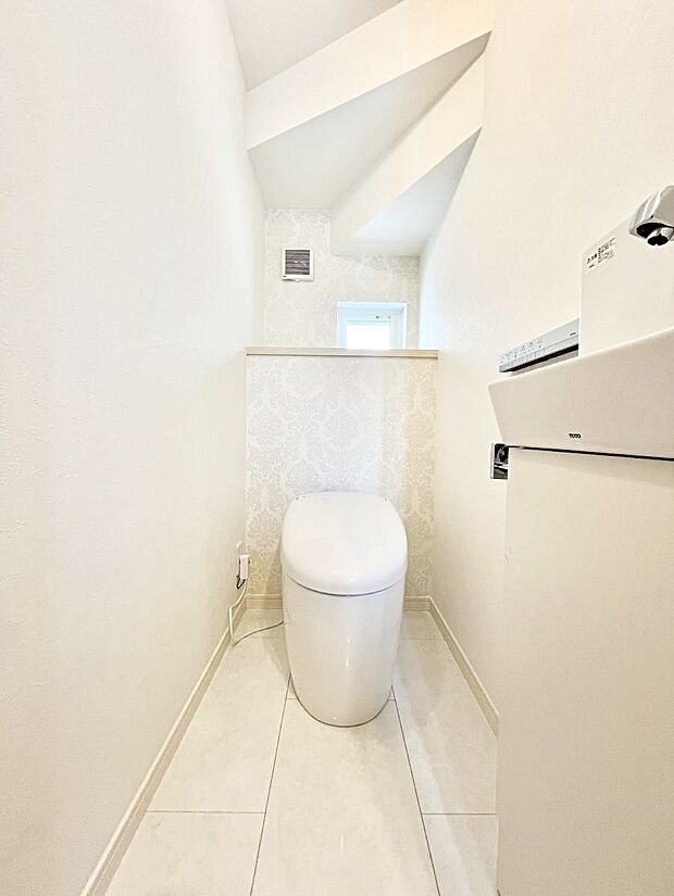 清潔感あるシャワートイレ。小窓から光が注ぎ込みます!