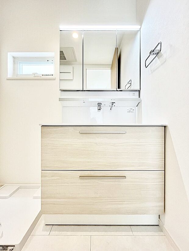 大きく見やすい三面鏡で清潔感ある洗面台は、身だしなみチェックや肌のお手入れにおすすめです。 