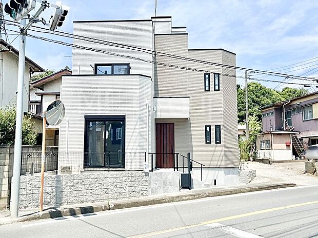 洗練された外観、上質な住空間が広がる室内は永く安心して過ごせる住居です。 