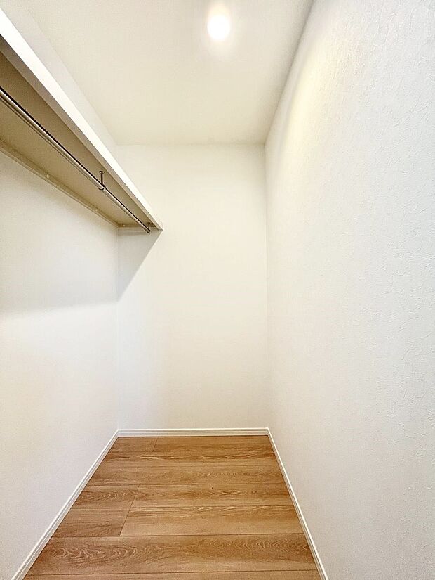 ウォークインクローゼットがあると、スーツケースや季節小物などをまとめて1か所に収納できるので、物の管理がしやすくなります。
