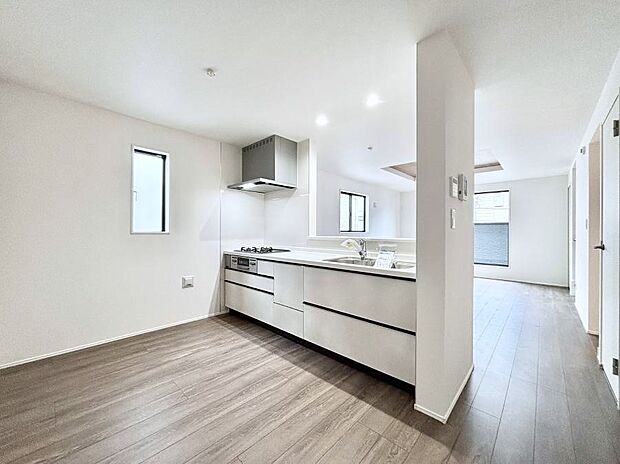 ◆2号棟◆〜Kitchen〜リビングが見渡せるカウンターキッチン。料理をしながら家族とコミュニケーションをとれるだけでなく、大きな開放感も得ることができます。  お子様の成長も感じることができますね！