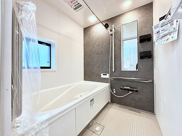 ◆2号棟◆~Bath Room~ 窓付きのバスルームは、採光もあり明るく気持ちの良い空間です。窓があることで、換気環境も良好。ゆったり寛げるバスルームで、毎日のバスタイムが楽しみになりそうです。