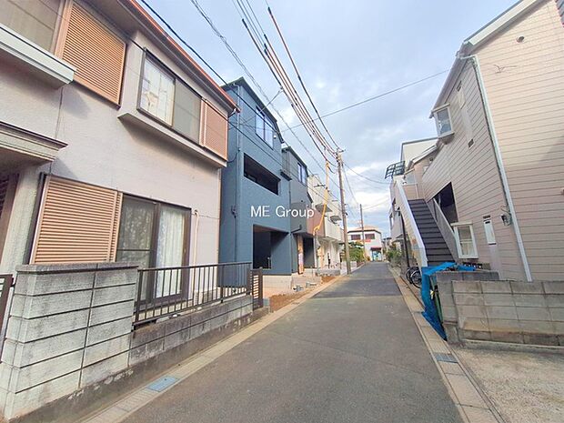〜Exterior〜　前面道路：南 4m 公道　前面道路は閑静な住宅地をはしる車通りの少ない道路。駐車の出し入れもらくらくです！ご不明点・現地見学のご希望は、お気軽にお問い合わせください！
