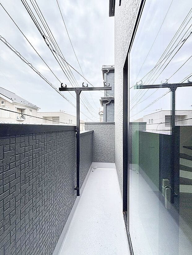 ◆2号棟◆~Balcony~ 大きな空に囲まれた気持ちのいい家。 バルコニーを覗くだけで圧倒的な開放感に包まれます。 バルコニーは陽がさしこみお布団や洗濯物を気持ちよく干すことができます。