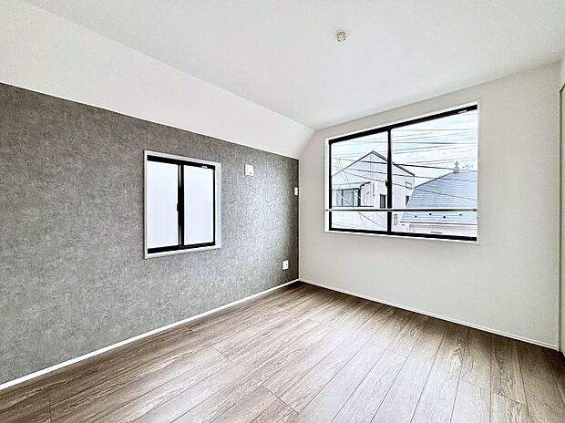 ◆2号棟◆〜Bed Room〜　2面採光を確保した明るい室内は、風通しも良く、大変居心地の良い空間となっております。爽やかな風を感じて起きる朝は、快適生活の始まりに！日当たりや通風がとても良い住まい♪