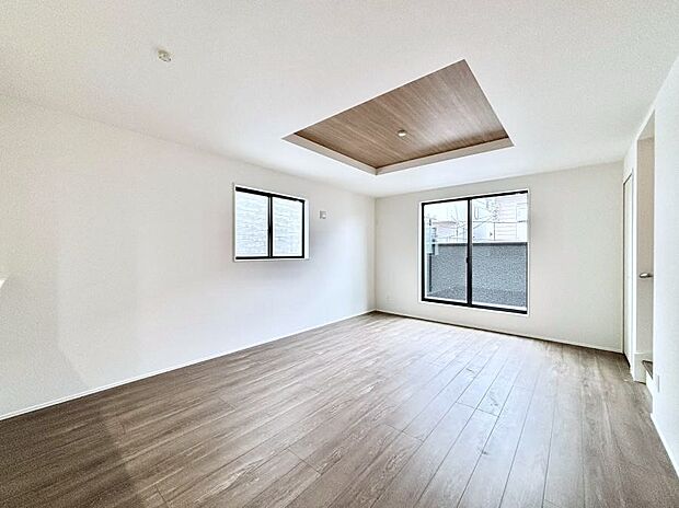 ◆2号棟◆〜Living〜　日当たりのいい2階リビングはプライベート性も高く、落ち着いて暮らせます。ゆとりある暮らしと心地よい住環境が紡ぐ贅沢な時間をご家族みんなでお過ごし下さい。