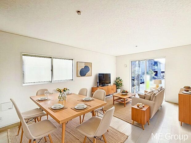 ご家族の賑やかな話し声で包まれる明るいリビング ※家具はCGです