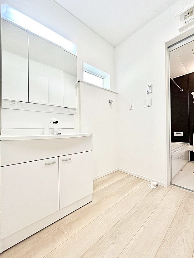 洗面所はゆとりのあるスペースで、身支度や入浴後のスキンケアも心に余裕をもってできそうです。