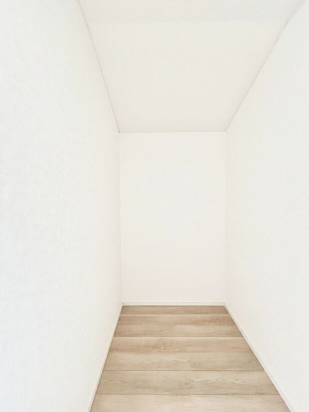 ウォークインクローゼット付きで生活空間を広く利用できます。