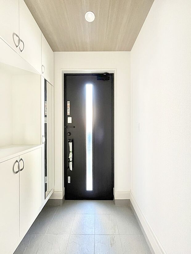 〜Entrance〜　家の中でお客様を迎える最初の場所である玄関は、家の印象そのものです！豊富な玄関収納で、常に綺麗に保つことが出来ます♪玄関にはたっぷり収納の下駄箱を完備！