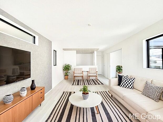 ~Living~ 家族の会話や笑顔が行き交うリビングです。子供が走ってる姿を見ながら、大きなソファやダイニングテーブルでゆったり食事をしたりくつろぎたい♪そんな夢が叶えられる空間です!※家具はCGです