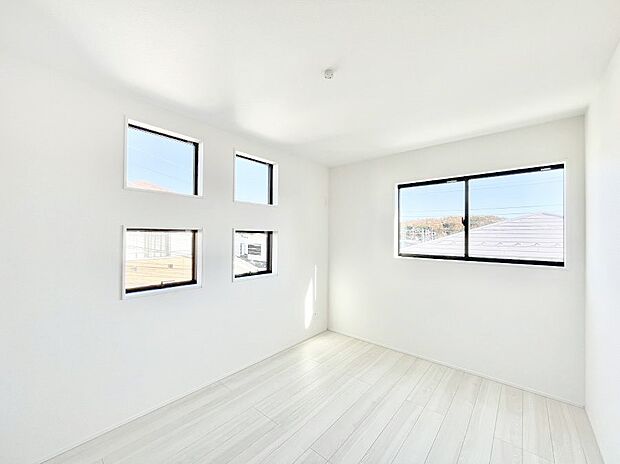 ~Bed Room~ 部屋数が多いのが戸建てのメリットです。ご家族が増えたことで手狭に感じていた住まいも戸建てでは各居室プライバシーを保つことができます。住まいにゆとりが生まれ心もリラックスできます♪