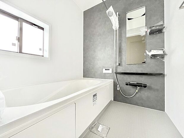 〜Bath Room〜　落ち着いた雰囲気の浴室で明日に向けてリフレッシュ。浴室乾燥機能も付いているので隣の洗濯機置き場で洗い上がった洗濯物を、雨の日も天気を気にせず乾燥させることも可能です。