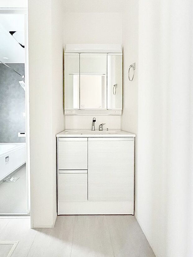 ~Dressing Room~ 清潔感溢れる色合いで統一されていると、スッキリと整った印象をうけます。 鏡の裏にはたっぷりと収納スペースを標準装備! 水廻りは、シンプルかつ機能性を重視して。