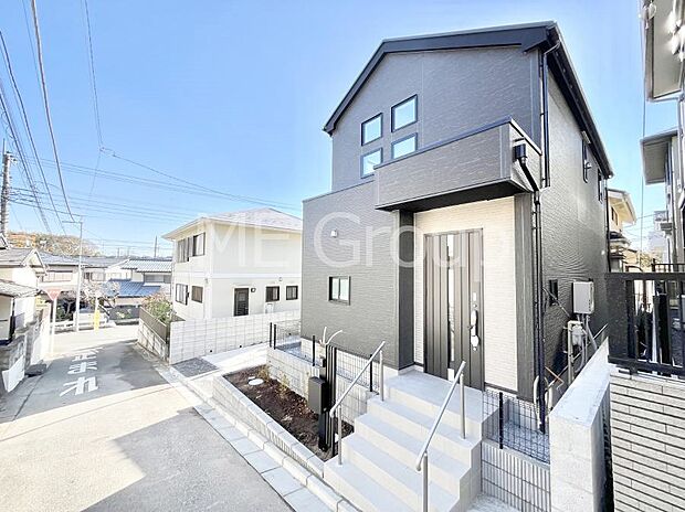 ~Exterior~ 前面道路:北東 3.99m 公道 前面道路は閑静な住宅地をはしる車通りの少ない道路。駐車の出し入れもらくらくです!ご不明点・現地見学のご希望は、お気軽にお問い合わせください!