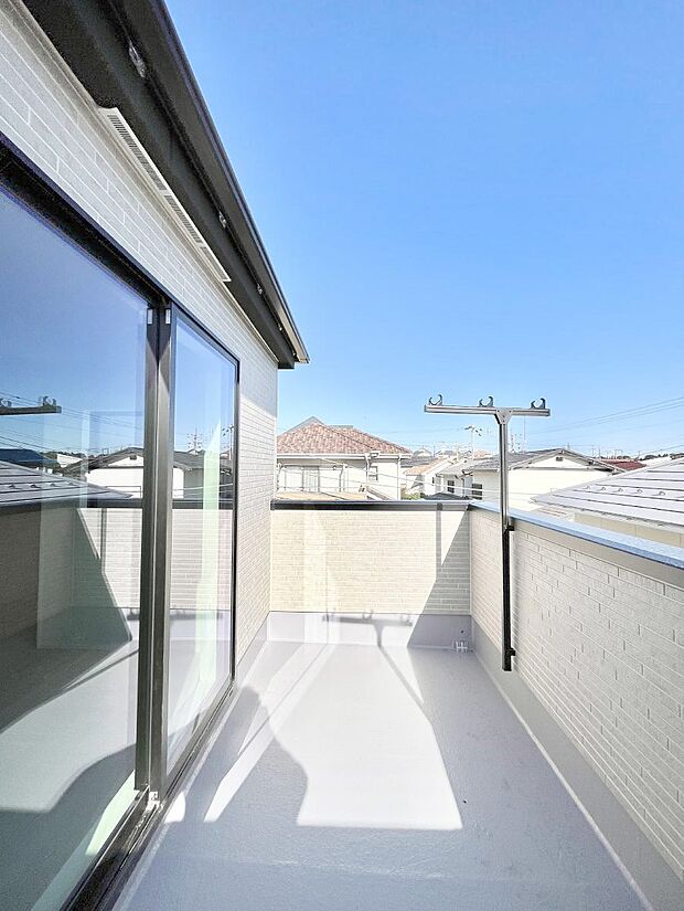 〜Balcony〜  バルコニーは温かい陽がさしこみ、お布団や洗濯物を気持ちよく干すことができます。  使いやすく開放的なバルコニーです♪陽ざしがたっぷり降り注ぐ、バルコニー付き住まい。  