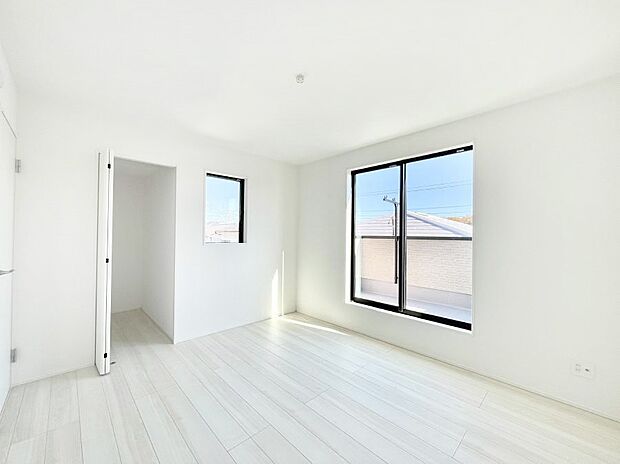 ~Bed Room~ 「今日も一日お疲れ様」とご夫婦でゆったりくつろげる寝室。 毎日の家事やお仕事に疲れた日はフカフカのベットで癒されてください。テレビや本棚をおいても快適な広さが自慢♪