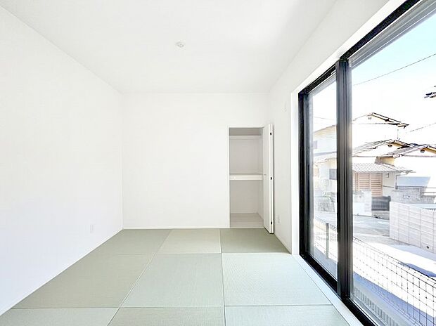 〜Japanese Room〜　LDK隣接の和室は、アイロンがけなど奥様の家事スペースとして、また小さなお子様のいるご家庭ではお昼寝やおむつ替えの場としてご活用いただけます。