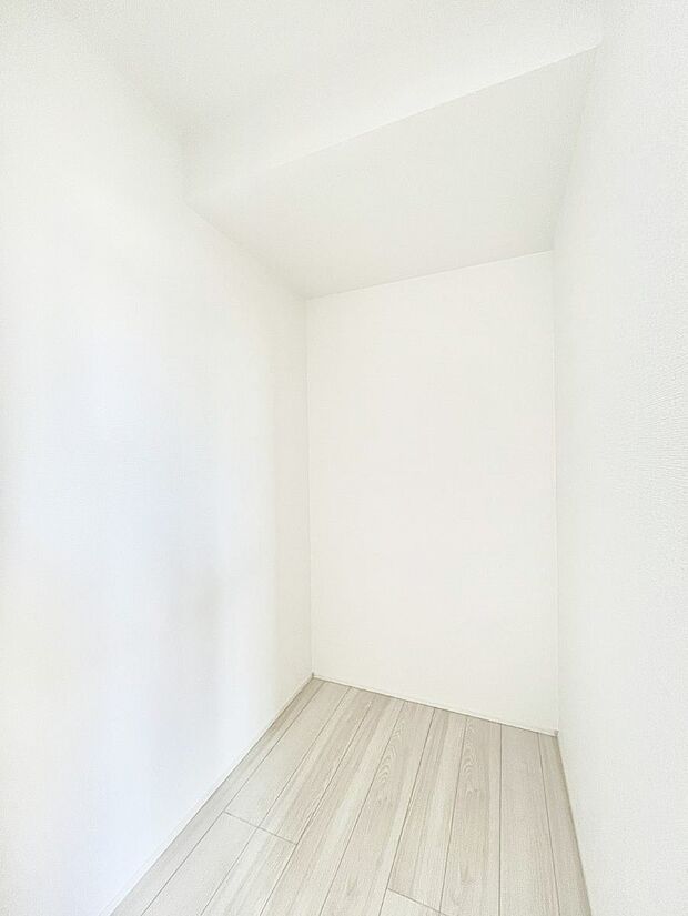 〜Walk-in Closet〜　必要なものやコーディネートを一覧して確認でき、身支度や準備が短時間で済むウォークインクローゼットを設置しました。家の中をすっきりとさせる便利な収納スペースです。