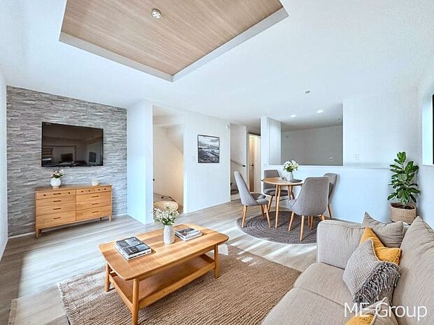 ◆1号棟◆~Living~ 家族の会話や笑顔が行き交うリビングです。大きなソファやダイニングテーブルでゆったり食事をしたりくつろぎたい♪そんな夢が叶えられる空間です!※家具はCGです