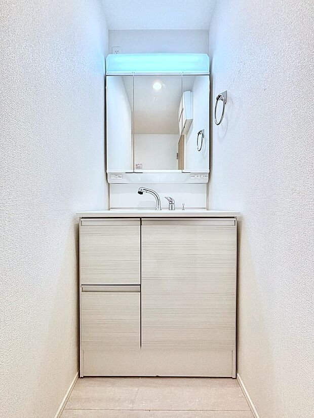 大きく見やすい三面鏡で清潔感ある洗面台は、身だしなみチェックや肌のお手入れにおすすめです。