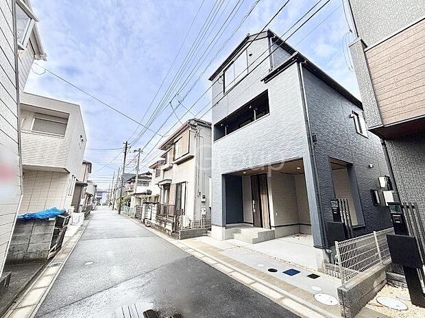 ~Exterior~ 前面道路: 住宅地になっているので車量も少なく、静かな立地です。子育て環境も良好です♪♪周辺環境もあわせてご案内させて頂きます。お気軽にお問い合わせください。