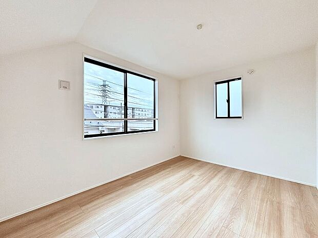 ◆1号棟◆~Bed Room~ 2面採光を確保した明るい室内は、風通しも良く、大変居心地の良い空間となっております。爽やかな風を感じて起きる朝は、快適生活の始まりに!日当たりや通風がとても良い住まい♪