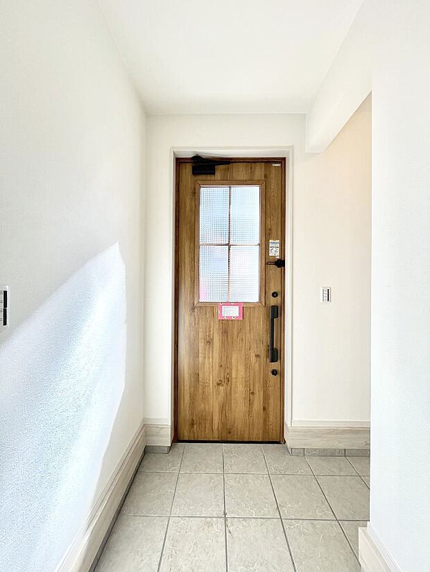 明るい玄関はお客様をお出迎えするのにぴったりです!