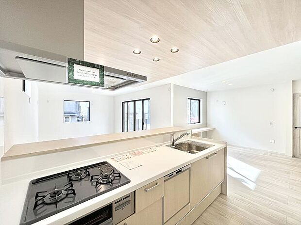 料理をしながらでもご家族との会話を楽しめる対面キッチン