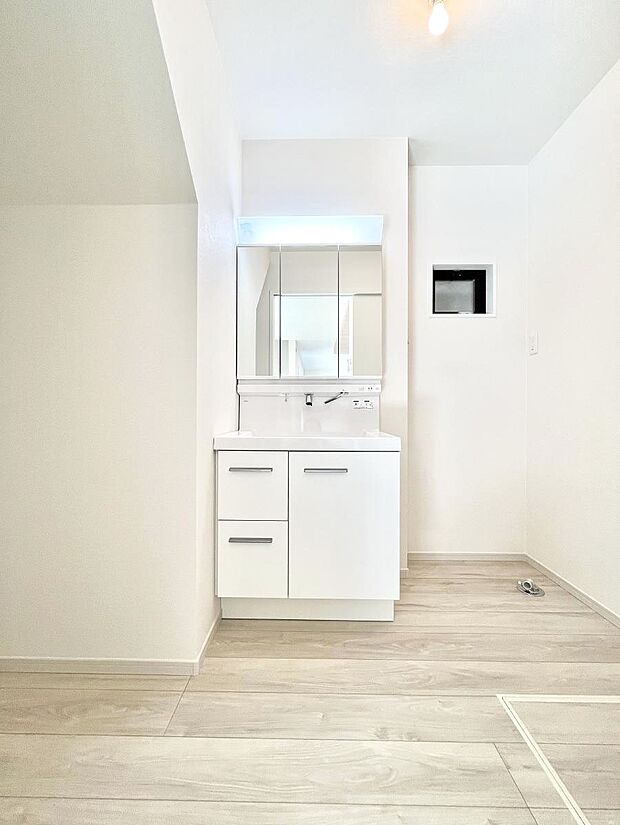 大きく見やすい三面鏡で清潔感ある洗面台は、身だしなみチェックや肌のお手入れにおすすめです。 