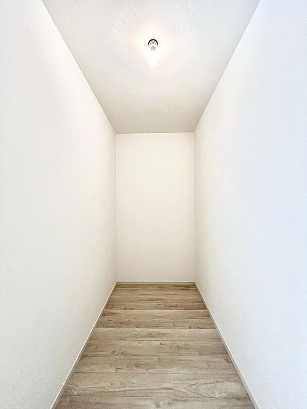 リビング収納。ここに収納があると物が集まるLDKがスッキリ片付きそうですね。  