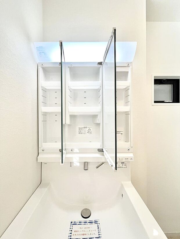 三面鏡の裏に、化粧品や衛生用品などを収納可能。洗面台をすっきりと保ちます!