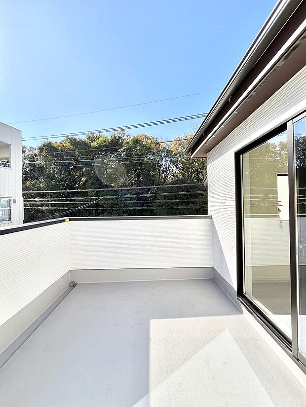 ゆったりバルコニーだから沢山お洗濯ものを干せます。