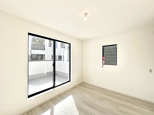 明るいバルコニーサイドに洋室を設置。目覚めの良い寝室に。