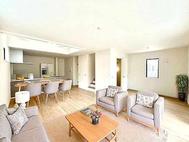 ご家族の賑やかな話し声で包まれる明るいリビング ※家具はCGです