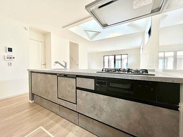 料理をしながらでもご家族との会話を楽しめる対面キッチン