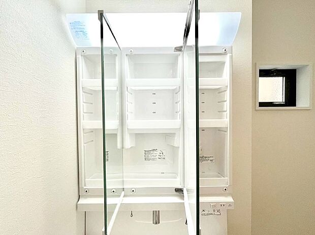 三面鏡の裏に、化粧品や衛生用品などを収納可能。洗面台をすっきりと保ちます！