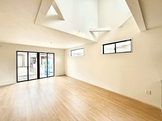 大きな窓からたっぷりの陽光と風を感じられるリビング  