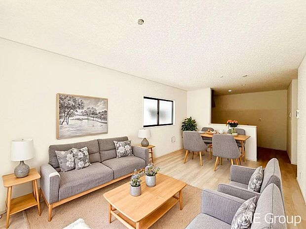 ご家族の賑やかな話し声で包まれる明るいリビング ※家具はCGです