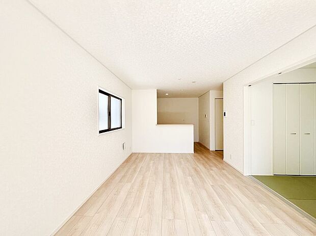 明るい陽光が注ぎ、寛ぎの雰囲気に満たされるリビング・ダイニング。