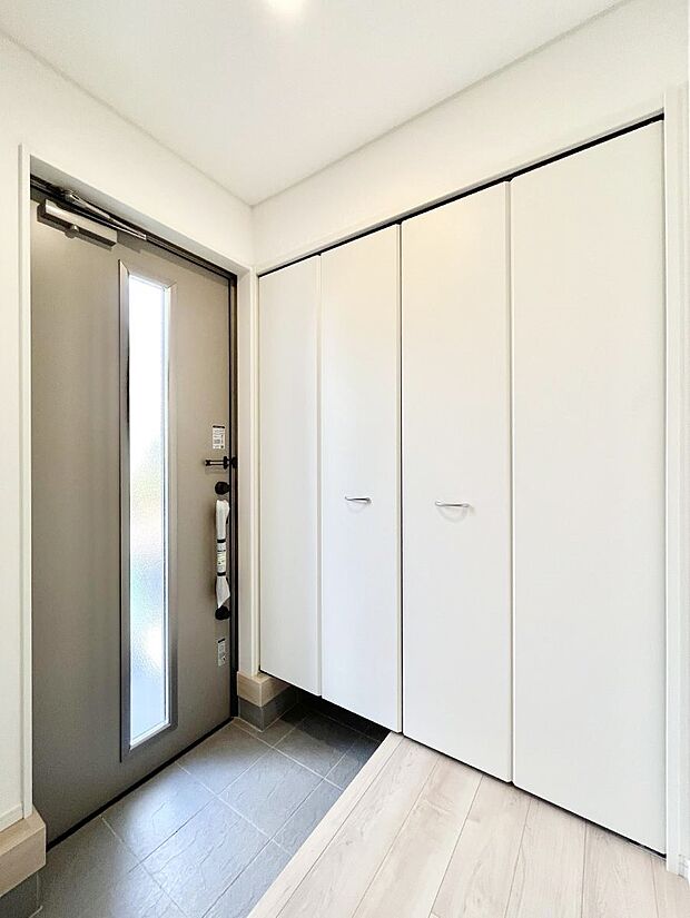 ◆2号棟◆〜Entrance〜 家の中でお客様を迎える最初の場所である玄関は、家の印象そのものです!豊富な玄関収納で、常に綺麗に保つことが出来ます♪玄関にはたっぷり収納の下駄箱を完備!